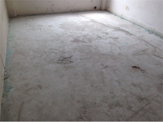 修補前的混凝土地面 混凝土修補劑