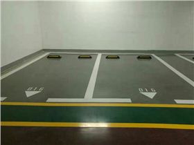 使用混凝土鋼化地坪的地下停車場 使用混凝土鋼化地坪的地下停車場