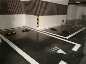 使用混凝土鋼化地坪的地下停車場 使用混凝土鋼化地坪的地下停車場
