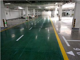 使用混凝土染色劑的地下停車場