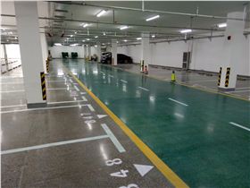 使用混凝土染色劑的地下停車場