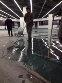 張總親自到現場指導上色 金潤混凝土著色劑施工