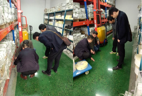 三位領導在張老師的介紹下認真細致的研究 三位領導在張老師的介紹下認真細致的研究