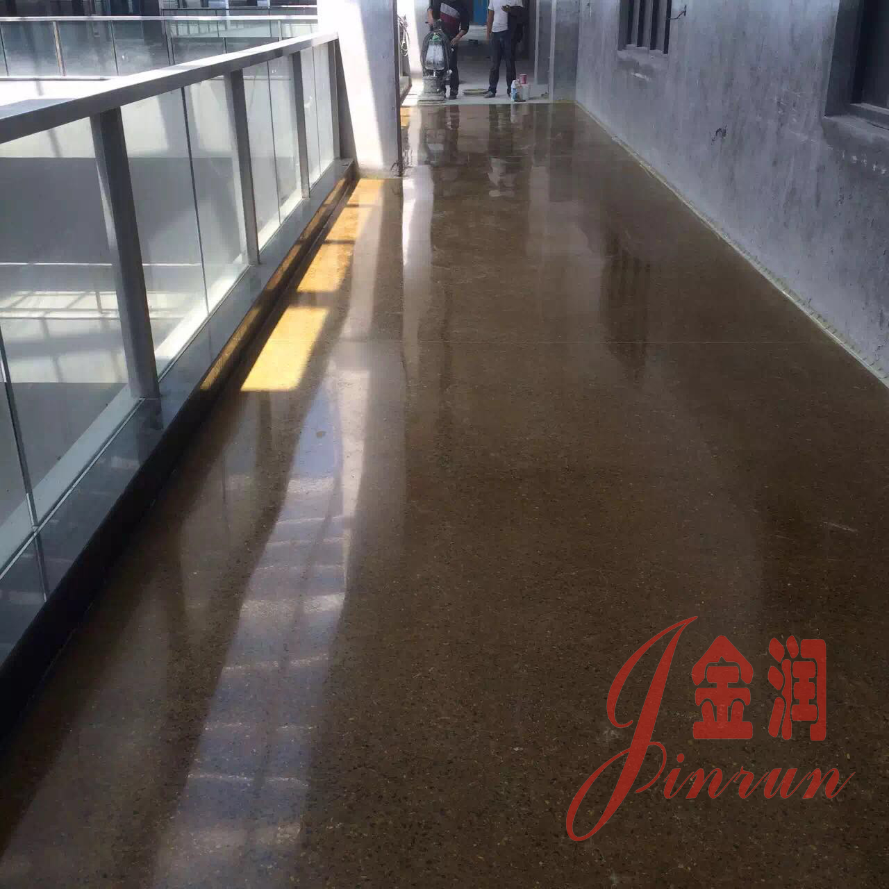 混凝土著色劑的應用(一):地面logo的制作方式 混凝土著色劑的應用(一):地面logo的制作方式