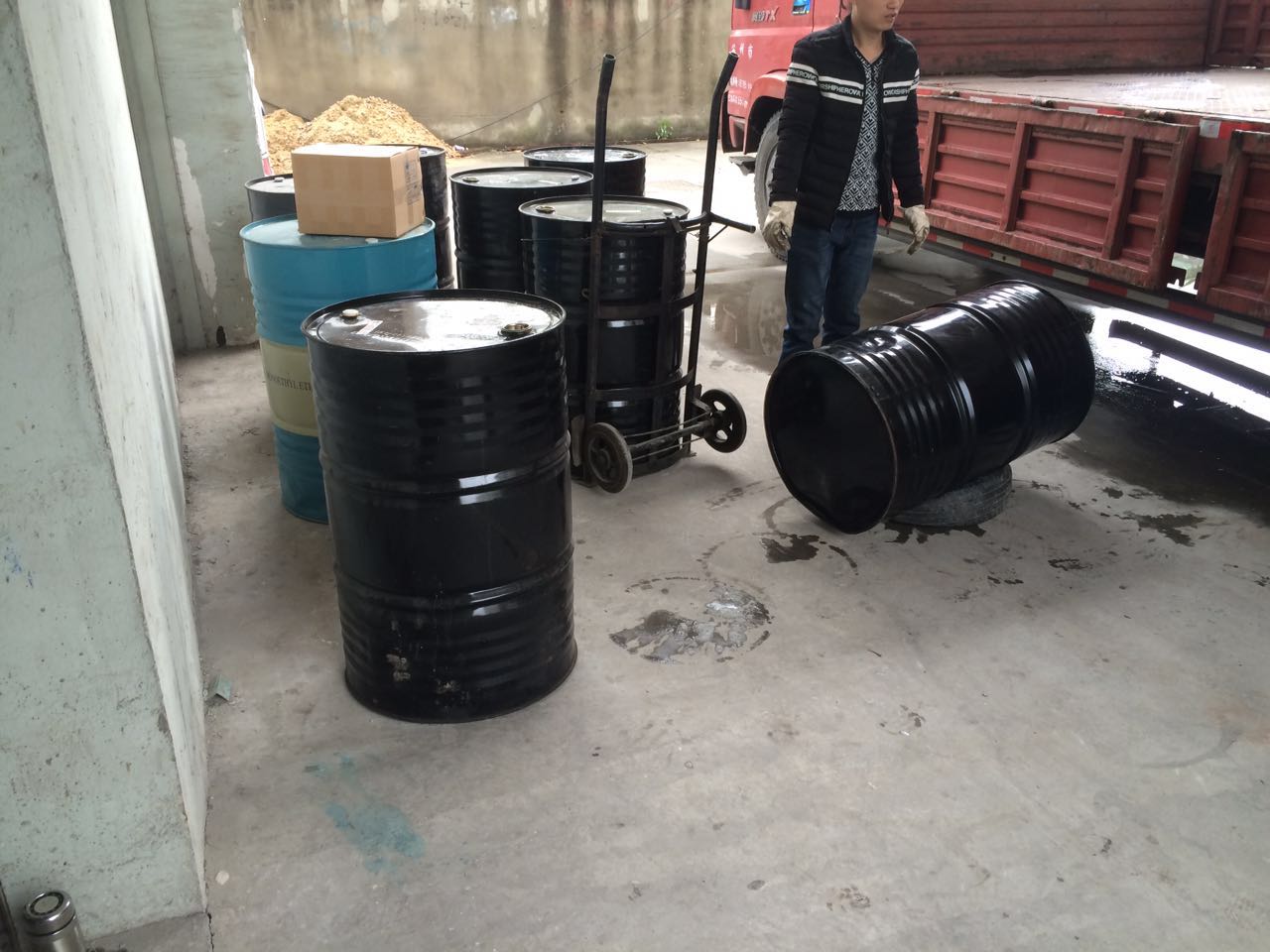 水泥地面硬化劑發(fā)貨 水泥地面硬化劑發(fā)貨