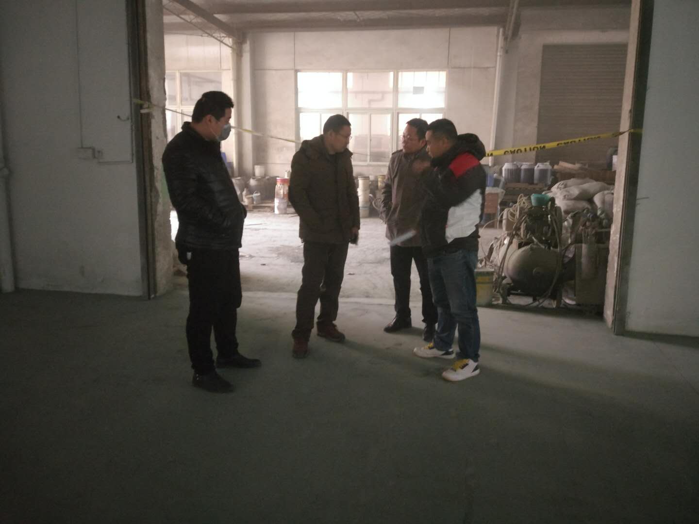 金潤胡總親臨施工現場指導混凝土鋼化地坪 金潤胡總親臨施工現場指導混凝土鋼化地坪