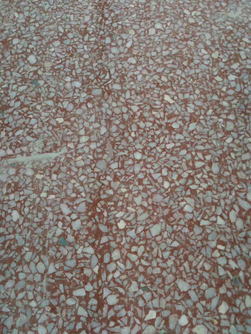 水磨石破損后使用混凝土修補劑修補過程 水磨石破損后使用混凝土修補劑修補過程