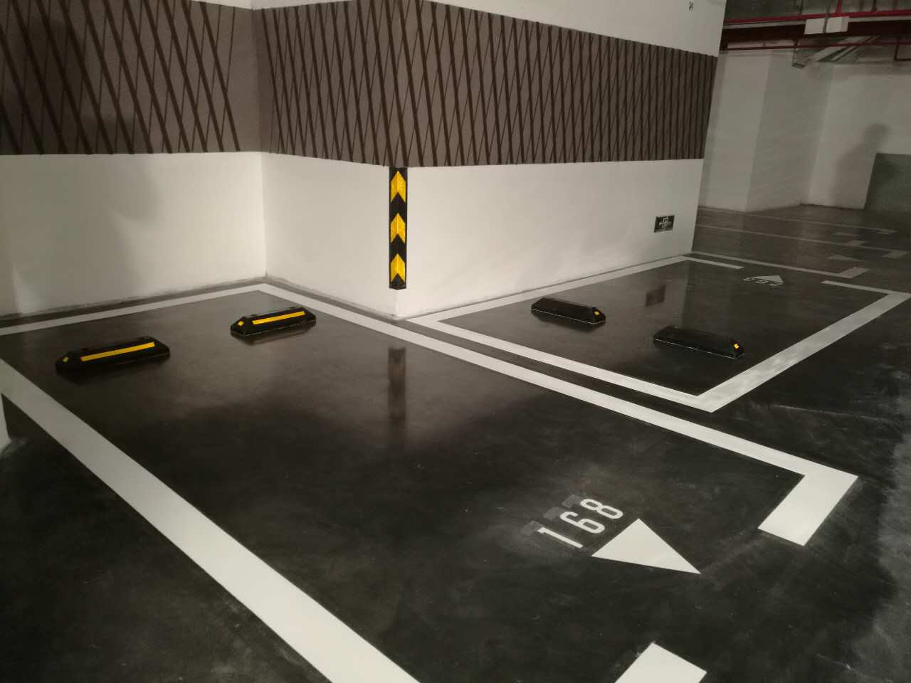 使用混凝土鋼化地坪的地下停車場(chǎng) 使用混凝土鋼化地坪的地下停車場(chǎng)