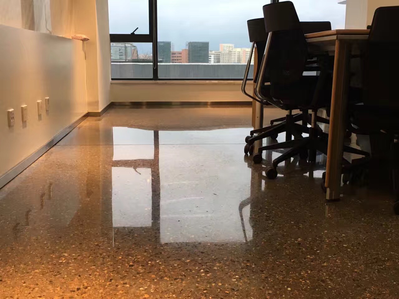 一平方材料造價為一杯鮮榨果汁價格的混凝土地坪