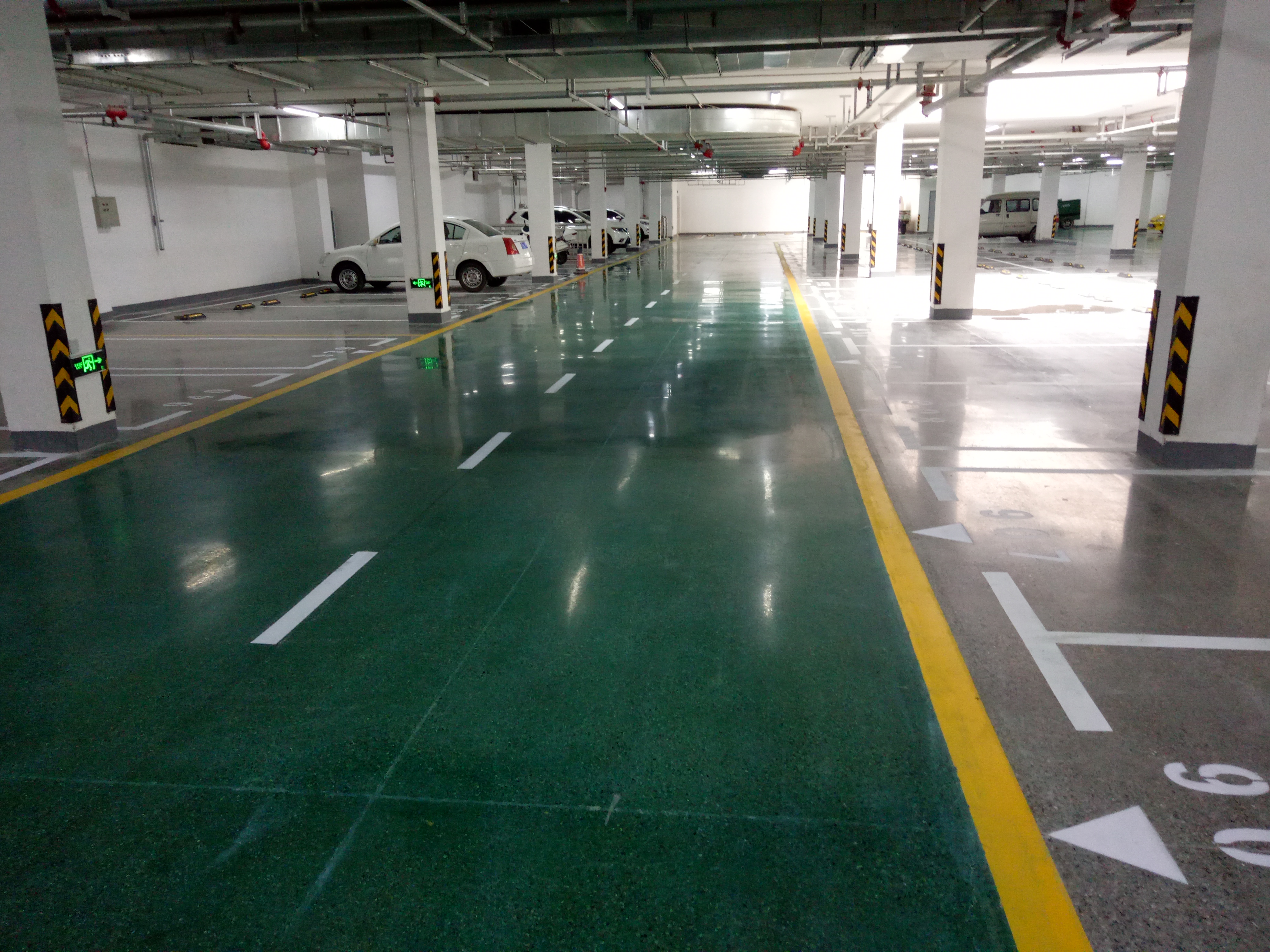 使用混凝土染色劑的地下停車場