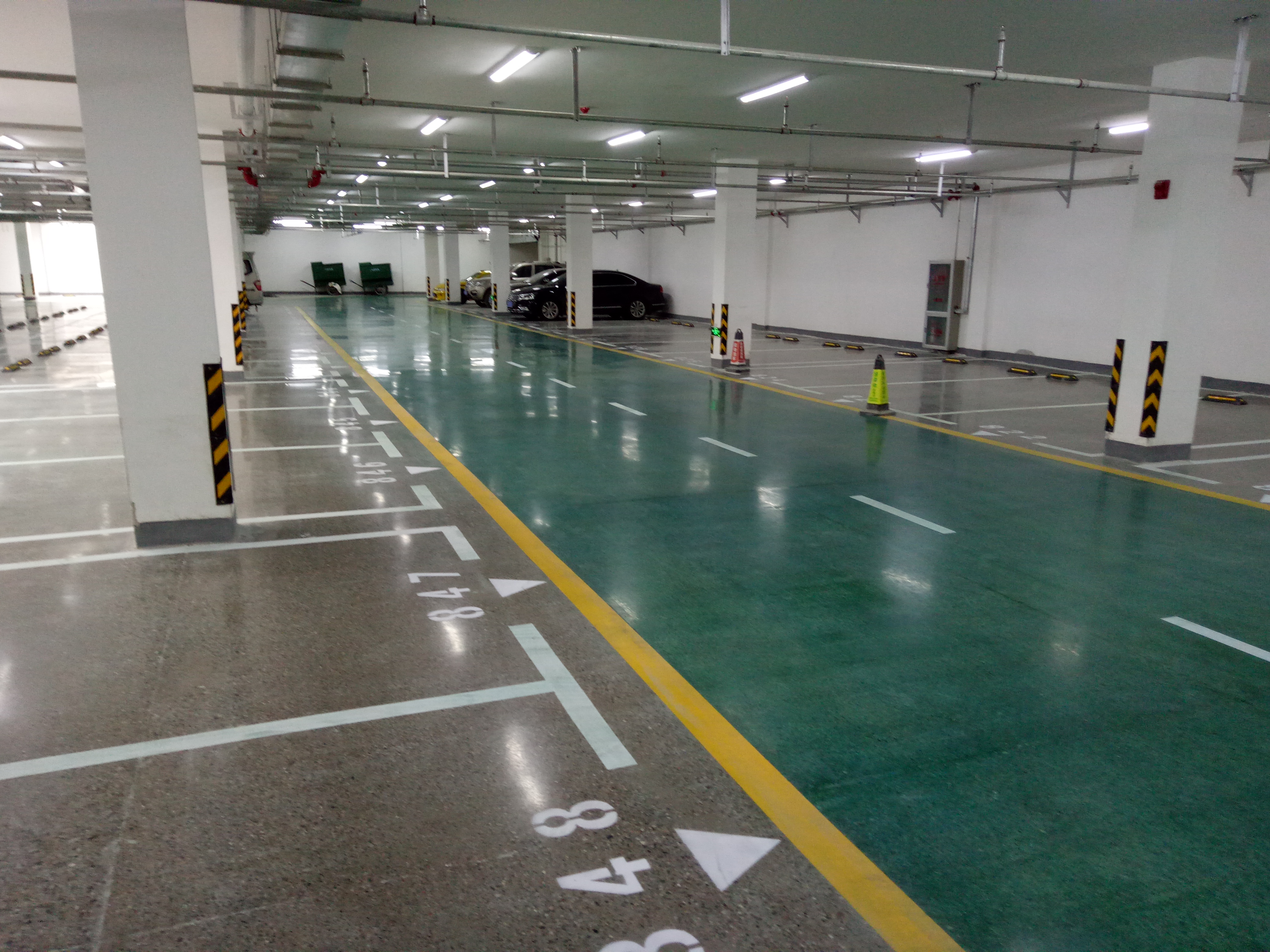 使用混凝土染色劑的地下停車場